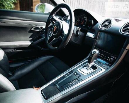 Белый Порше Кайман, объемом двигателя 2 л и пробегом 7 тыс. км за 54400 $, фото 1 на Automoto.ua