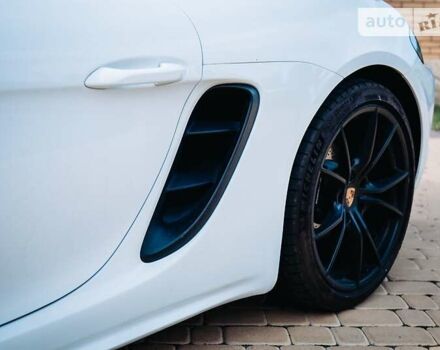 Белый Порше Кайман, объемом двигателя 2 л и пробегом 7 тыс. км за 54400 $, фото 10 на Automoto.ua