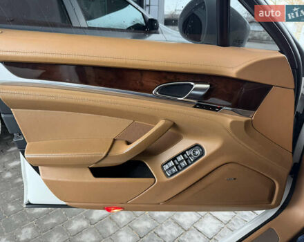 Білий Порше Panamera, об'ємом двигуна 4.8 л та пробігом 210 тис. км за 21500 $, фото 45 на Automoto.ua