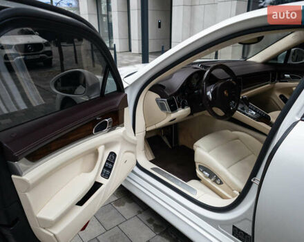 Белый Порше Панамера, объемом двигателя 4.81 л и пробегом 129 тыс. км за 26000 $, фото 46 на Automoto.ua