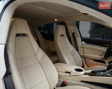 Белый Порше Панамера, объемом двигателя 4.81 л и пробегом 129 тыс. км за 26000 $, фото 64 на Automoto.ua