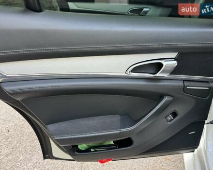 Білий Порше Panamera, об'ємом двигуна 4.81 л та пробігом 137 тис. км за 28500 $, фото 12 на Automoto.ua
