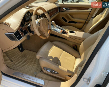 Білий Порше Panamera, об'ємом двигуна 3.61 л та пробігом 122 тис. км за 22800 $, фото 7 на Automoto.ua