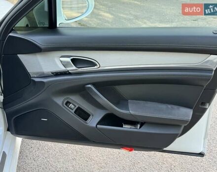 Білий Порше Panamera, об'ємом двигуна 4.81 л та пробігом 137 тис. км за 28500 $, фото 15 на Automoto.ua