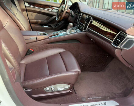 Білий Порше Panamera, об'ємом двигуна 3 л та пробігом 65 тис. км за 54000 $, фото 16 на Automoto.ua