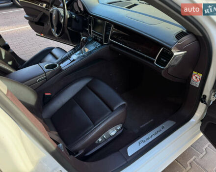 Білий Порше Panamera, об'ємом двигуна 3.61 л та пробігом 65 тис. км за 29999 $, фото 22 на Automoto.ua