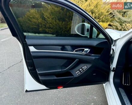Белый Порше Панамера, объемом двигателя 3 л и пробегом 146 тыс. км за 29999 $, фото 112 на Automoto.ua