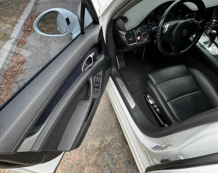 Білий Порше Panamera, об'ємом двигуна 3.61 л та пробігом 97 тис. км за 25500 $, фото 13 на Automoto.ua