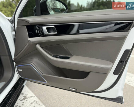 Білий Порше Panamera, об'ємом двигуна 2.89 л та пробігом 43 тис. км за 66499 $, фото 48 на Automoto.ua