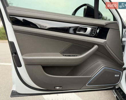 Білий Порше Panamera, об'ємом двигуна 2.89 л та пробігом 43 тис. км за 66499 $, фото 13 на Automoto.ua