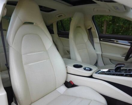 Білий Порше Panamera, об'ємом двигуна 3 л та пробігом 57 тис. км за 30000 $, фото 19 на Automoto.ua