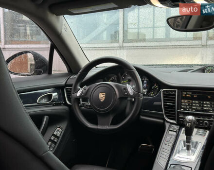 Чорний Порше Panamera, об'ємом двигуна 3 л та пробігом 181 тис. км за 39890 $, фото 46 на Automoto.ua