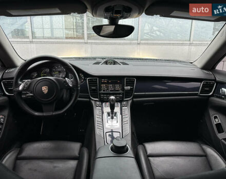 Чорний Порше Panamera, об'ємом двигуна 3 л та пробігом 181 тис. км за 39890 $, фото 48 на Automoto.ua
