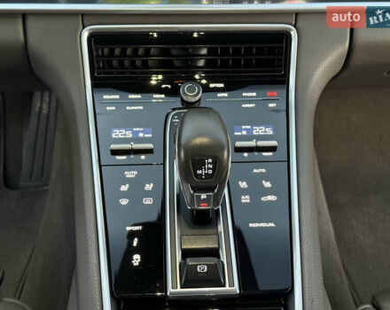 Зелений Порше Panamera, об'ємом двигуна 3 л та пробігом 70 тис. км за 46500 $, фото 19 на Automoto.ua