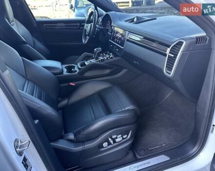 Білий Порше Cayenne Coupe, об'ємом двигуна 3 л та пробігом 75 тис. км за 68900 $, фото 39 на Automoto.ua