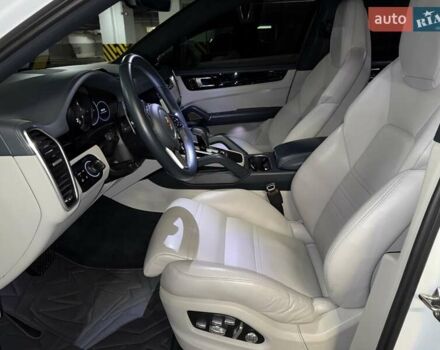 Белый Порше Cayenne Coupe, объемом двигателя 3 л и пробегом 155 тыс. км за 59900 $, фото 30 на Automoto.ua