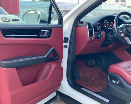 Белый Порше Cayenne Coupe, объемом двигателя 3 л и пробегом 70 тыс. км за 75500 $, фото 27 на Automoto.ua