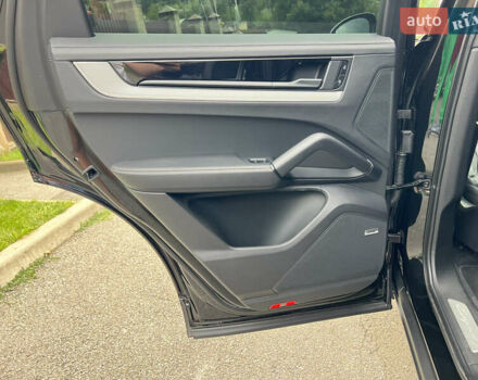 Порше Cayenne Coupe 2023 в Киеве на Automoto.ua Черный Порше Cayenne Coupe, объемом двигателя 3 л и пробегом 44 тыс. км за 125000 $, фото 35 на Automoto.ua