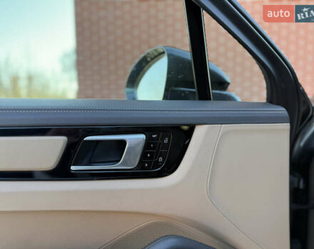 Серый Порше Cayenne Coupe, объемом двигателя 4 л и пробегом 34 тыс. км за 99900 $, фото 32 на Automoto.ua