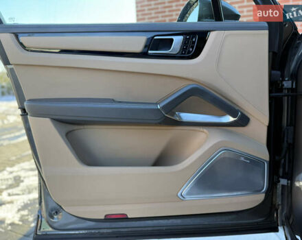 Серый Порше Cayenne Coupe, объемом двигателя 4 л и пробегом 34 тыс. км за 99900 $, фото 30 на Automoto.ua