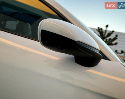 Белый Порше Тайкан, объемом двигателя 0 л и пробегом 100 тыс. км за 51800 $, фото 5 на Automoto.ua