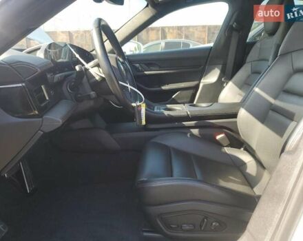 Белый Порше Тайкан, объемом двигателя 0 л и пробегом 23 тыс. км за 38000 $, фото 6 на Automoto.ua