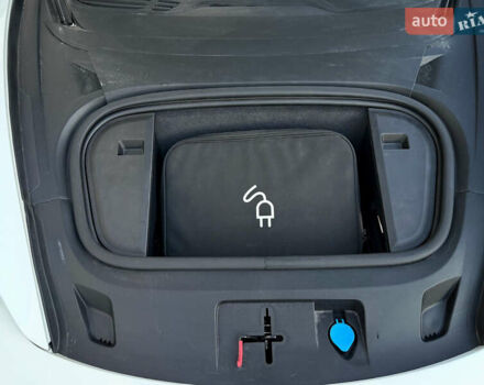 Белый Порше Тайкан, объемом двигателя 0 л и пробегом 100 тыс. км за 51800 $, фото 38 на Automoto.ua