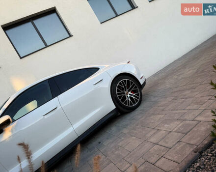 Белый Порше Тайкан, объемом двигателя 0 л и пробегом 100 тыс. км за 51800 $, фото 15 на Automoto.ua