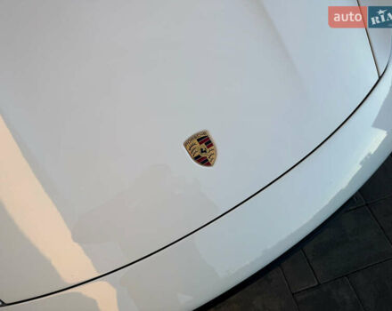 Белый Порше Тайкан, объемом двигателя 0 л и пробегом 100 тыс. км за 51800 $, фото 1 на Automoto.ua