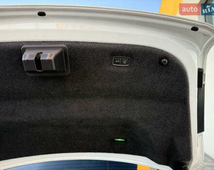 Белый Порше Тайкан, объемом двигателя 0 л и пробегом 100 тыс. км за 51800 $, фото 11 на Automoto.ua