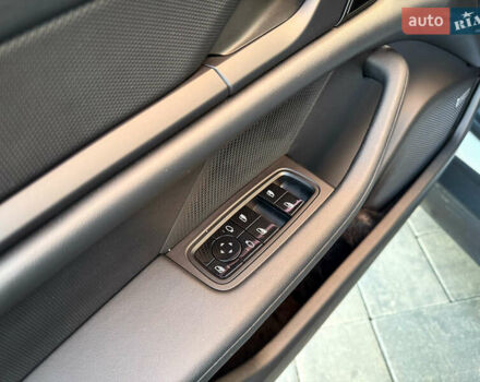 Белый Порше Тайкан, объемом двигателя 0 л и пробегом 100 тыс. км за 51800 $, фото 19 на Automoto.ua