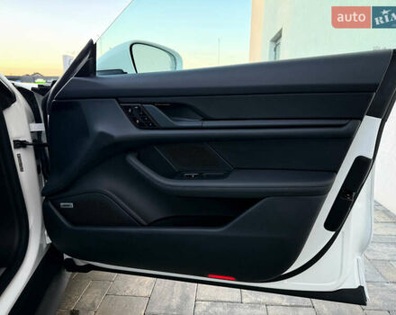 Белый Порше Тайкан, объемом двигателя 0 л и пробегом 100 тыс. км за 51800 $, фото 37 на Automoto.ua