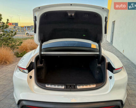 Белый Порше Тайкан, объемом двигателя 0 л и пробегом 100 тыс. км за 51800 $, фото 10 на Automoto.ua