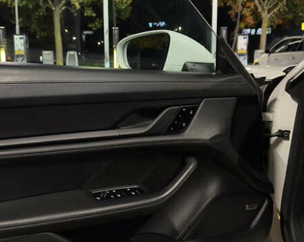 Білий Порше Тайкан, об'ємом двигуна 0 л та пробігом 99 тис. км за 70000 $, фото 10 на Automoto.ua