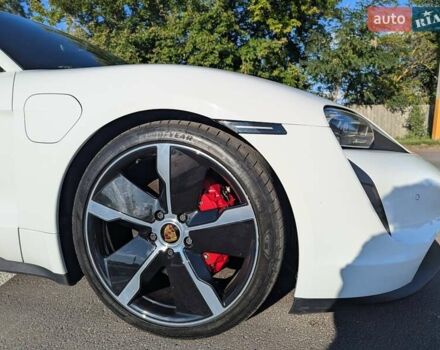 Белый Порше Тайкан, объемом двигателя 0 л и пробегом 77 тыс. км за 59000 $, фото 9 на Automoto.ua