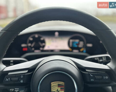 Белый Порше Тайкан, объемом двигателя 0 л и пробегом 52 тыс. км за 59900 $, фото 5 на Automoto.ua