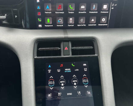 Белый Порше Тайкан, объемом двигателя 0 л и пробегом 52 тыс. км за 59900 $, фото 7 на Automoto.ua