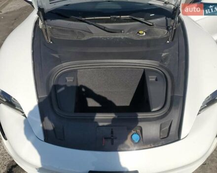 Белый Порше Тайкан, объемом двигателя 0 л и пробегом 23 тыс. км за 38000 $, фото 10 на Automoto.ua