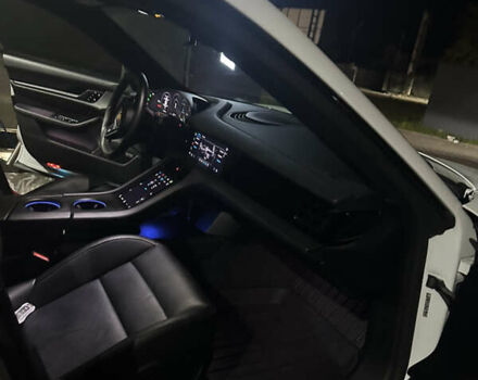 Белый Порше Тайкан, объемом двигателя 0 л и пробегом 79 тыс. км за 52700 $, фото 10 на Automoto.ua