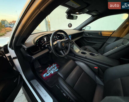 Белый Порше Тайкан, объемом двигателя 0 л и пробегом 100 тыс. км за 51800 $, фото 16 на Automoto.ua