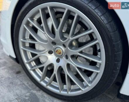 Белый Порше Тайкан, объемом двигателя 0 л и пробегом 42 тыс. км за 57900 $, фото 7 на Automoto.ua