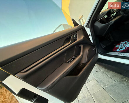 Белый Порше Тайкан, объемом двигателя 0 л и пробегом 100 тыс. км за 51800 $, фото 17 на Automoto.ua