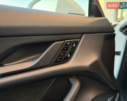 Белый Порше Тайкан, объемом двигателя 0 л и пробегом 100 тыс. км за 51800 $, фото 18 на Automoto.ua