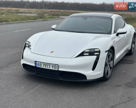 Белый Порше Тайкан, объемом двигателя 0 л и пробегом 52 тыс. км за 59900 $, фото 1 на Automoto.ua