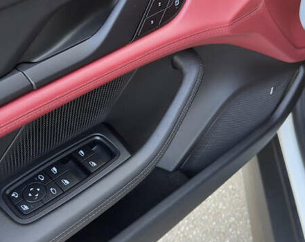 Белый Порше Тайкан, объемом двигателя 0 л и пробегом 40 тыс. км за 67000 $, фото 34 на Automoto.ua