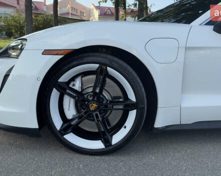 Белый Порше Тайкан, объемом двигателя 0 л и пробегом 40 тыс. км за 67000 $, фото 4 на Automoto.ua