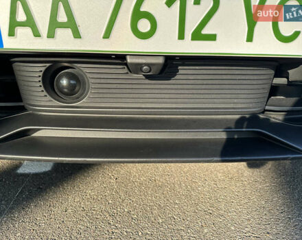 Белый Порше Тайкан, объемом двигателя 0 л и пробегом 40 тыс. км за 67000 $, фото 17 на Automoto.ua