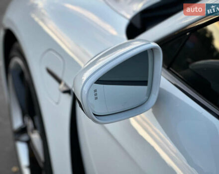 Белый Порше Тайкан, объемом двигателя 0 л и пробегом 33 тыс. км за 75500 $, фото 2 на Automoto.ua