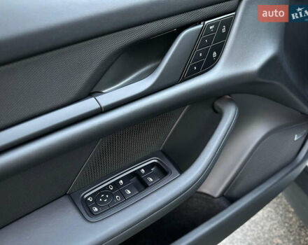 Белый Порше Тайкан, объемом двигателя 0 л и пробегом 33 тыс. км за 75500 $, фото 43 на Automoto.ua