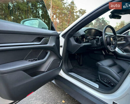 Белый Порше Тайкан, объемом двигателя 0 л и пробегом 33 тыс. км за 75500 $, фото 41 на Automoto.ua